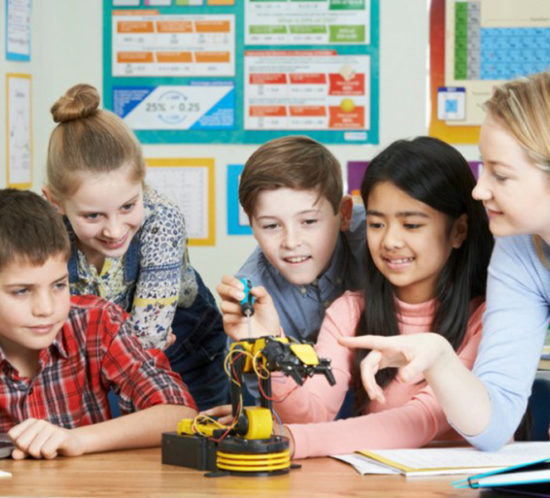 Esperando a la IA: robots, programación, drones, realidad virtual y aumentada llegan a las aulas