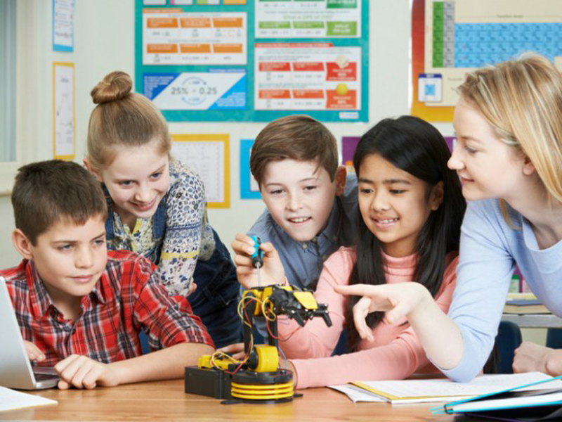 Esperando a la IA: robots, programación, drones, realidad virtual y aumentada llegan a las aulas