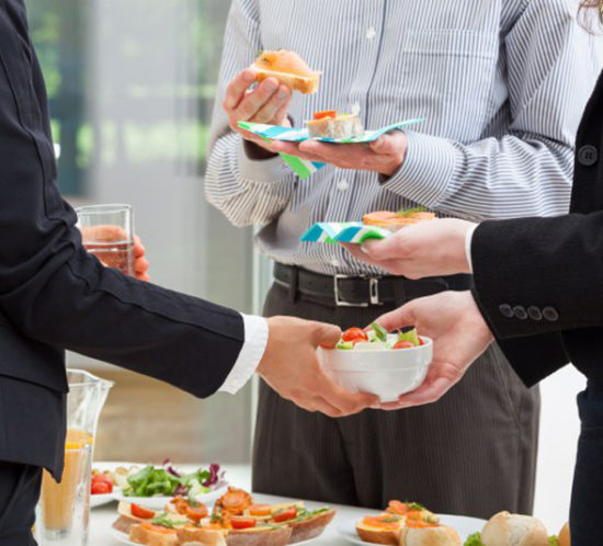 ¿Cómo cambiar los hábitos de alimentación con tanta comida de empresa?