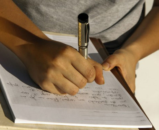 Un estudio demuestra que tomar apuntes a mano es mejor que teclearlos