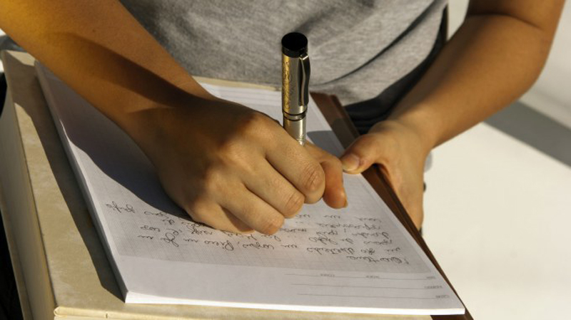 Un estudio demuestra que tomar apuntes a mano es mejor que teclearlos