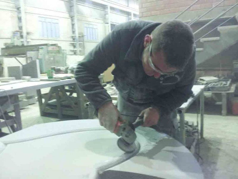 La silicosis generada por la manipulación de encimeras de cuarzo enfrenta a extrabajadores enfermos y pequeños marmolistas arruinados