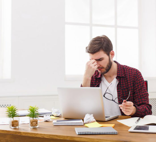 Estudio revela que el estrés laboral es tan dañino como el humo del cigarro