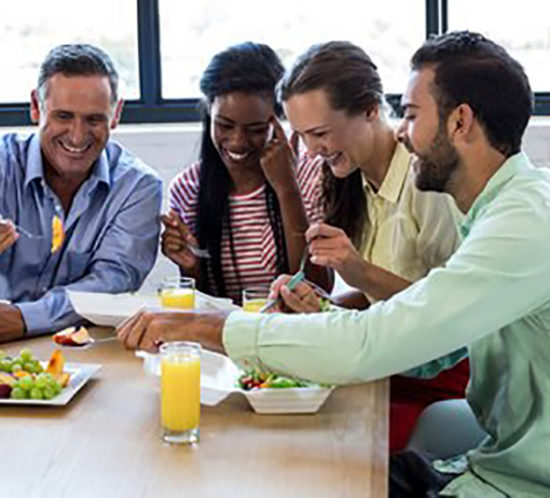 La mitad de los empleados españoles trabajaría una hora más a cambio de un almuerzo de calidad pagado por la empresa